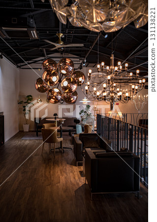附枝形吊燈的咖啡吧 131138221