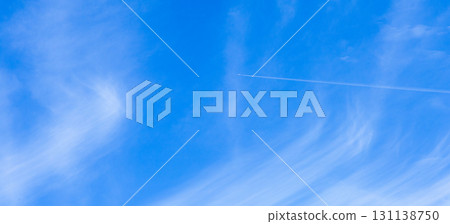 藍天、白雲和飛機尾跡 藍天、白雲和飛機尾跡 131138750