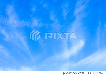 藍天、白雲和飛機尾跡 131138762