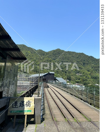 陽光明媚的日子裡的一座橋 陽光明媚的日子裡的一座橋 131139433