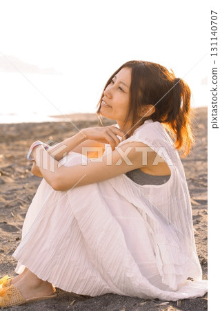 湘南海岸 - 黃昏時分海灘上的女子 湘南海岸 - 黃昏時分海灘上的女子 131140707