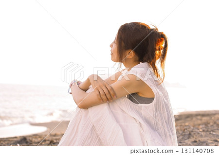 湘南海岸 - 黃昏時分海灘上的女子 湘南海岸 - 黃昏時分海灘上的女子 131140708