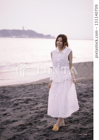湘南海岸 - 黃昏時分海灘上的女子 湘南海岸 - 黃昏時分海灘上的女子 131140709