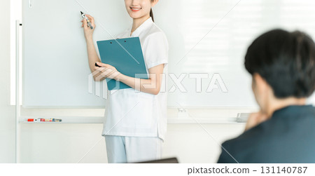 包括護士、藥劑師和註冊營養師在內的女性工作人員在醫學會議上的白板前進行講解 131140787
