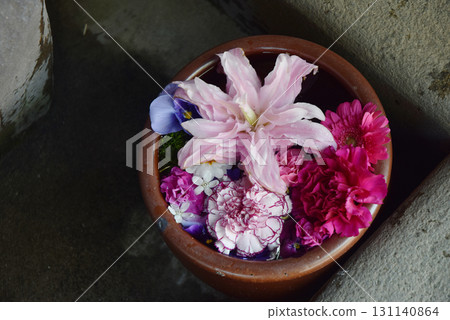 Spring flowers on the water / Spring flowers floating in a water jar by the entrance 131140864