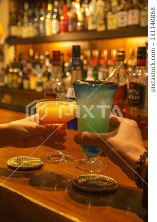 一男一女在道地酒吧品嚐酒精的手 131140868