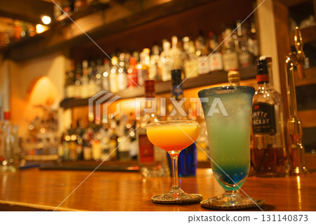 一對夫婦在正宗的酒吧品嚐飲品 一對夫婦在正宗的酒吧品嚐飲品 131140873