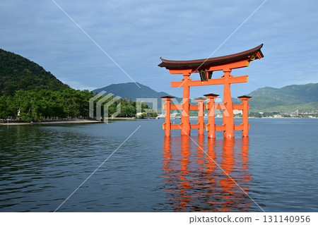 沐浴在朝陽中的嚴島神社大鳥居 沐浴在朝陽中的嚴島神社大鳥居 131140956