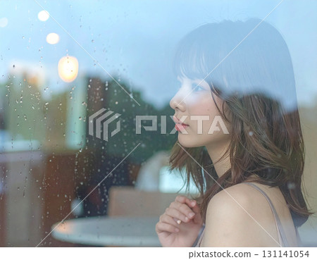 一位女士望著窗外的雨的肖像 131141054