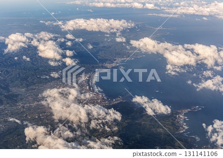 從飛機窗口透過雲層看到的鴨川市(千葉縣) 從飛機窗口透過雲層看到的鴨川市(千葉縣) 131141106