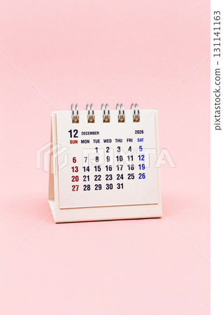 2026 年 12 月曆,粉紅色背景,垂直 2026 年 12 月曆,粉紅色背景,垂直 131141163