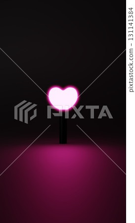 黑色背景上的粉紅色心型筆燈。 3D（垂直） 131141384