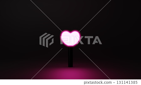 黑色背景上的粉紅色心型筆燈。 3D（水平）。 131141385
