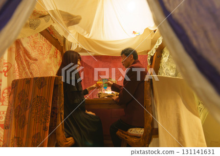 一對夫婦在海外度假勝地舉杯慶祝。帶著「火」去國外 一對夫婦在海外度假勝地舉杯慶祝。帶著「火」去國外 131141631