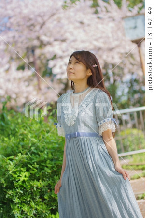 盛開的櫻花下的中年婦女肖像 131142149