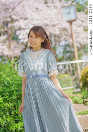 盛開的櫻花下的中年婦女肖像 盛開的櫻花下的中年婦女肖像 131142150