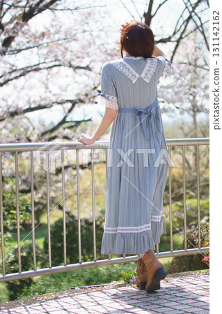盛開的櫻花下的中年婦女肖像 131142162