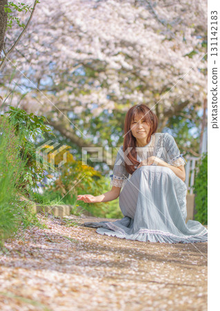 盛開的櫻花下的中年婦女肖像 盛開的櫻花下的中年婦女肖像 131142183