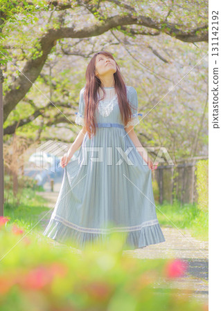 盛開的櫻花下的中年婦女肖像 131142192