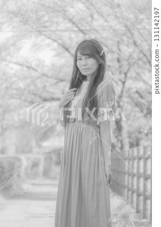 盛開的櫻花下的中年婦女肖像（單色） 131142197