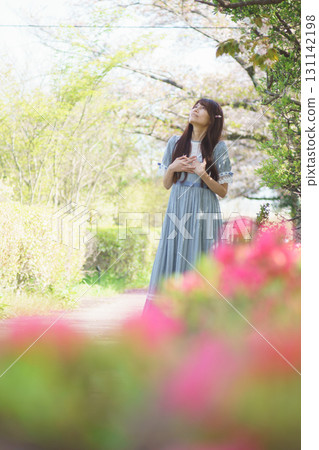 盛開的櫻花下的中年婦女肖像 131142198