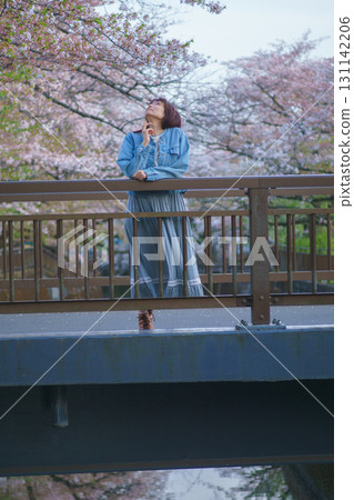 盛開的櫻花下的中年婦女肖像 131142206