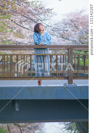 盛開的櫻花下的中年婦女肖像 盛開的櫻花下的中年婦女肖像 131142207