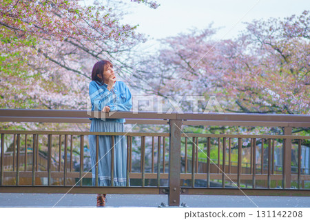 盛開的櫻花下的中年婦女肖像 131142208