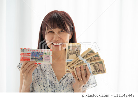 中了彩券大獎、手捧一疊新鈔票的女性（澀澤榮一） 131142442