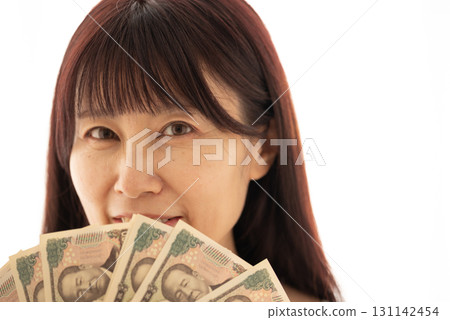 一名女子用一疊新鈔票當扇子（澀澤榮一） 131142454