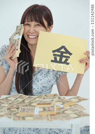 愛錢的中年婦女(鈔票) 愛錢的中年婦女(鈔票) 131142486