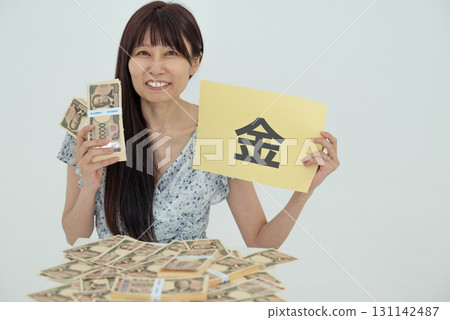 愛錢的中年婦女(鈔票) 愛錢的中年婦女(鈔票) 131142487