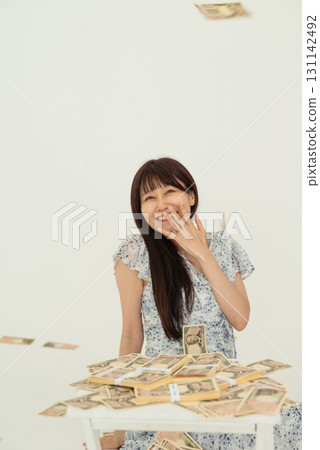 一名婦女看到一疊 10,000 日元鈔票掉落，欣喜若狂 131142492