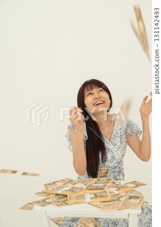 一名婦女看到一疊 10,000 日元鈔票掉落，欣喜若狂 131142493