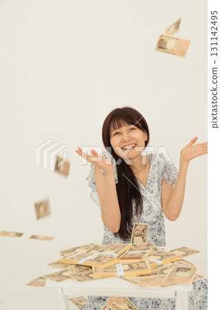 一名婦女看到一疊 10,000 日元鈔票掉落，欣喜若狂 131142495