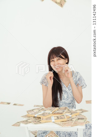 一名婦女看到一疊 10,000 日元鈔票掉落,欣喜若狂 一名婦女看到一疊 10,000 日元鈔票掉落,欣喜若狂 131142496