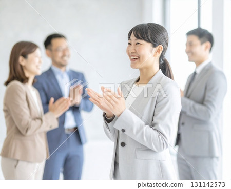 商界人士互相稱讚和鼓掌 商界人士互相稱讚和鼓掌 131142573