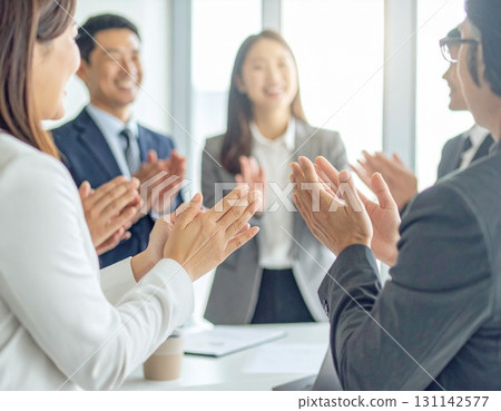商界人士互相稱讚和鼓掌 商界人士互相稱讚和鼓掌 131142577