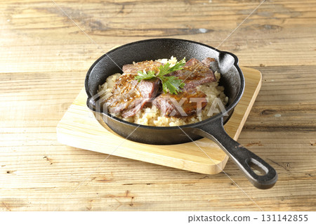 Garlic rice topped with grilled meat 131142855