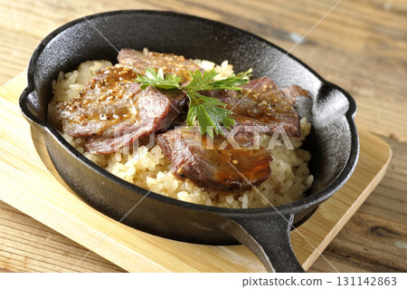 Garlic rice topped with grilled meat 131142863