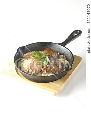 白色背景下拍攝的蒜香飯配烤肉 131143070