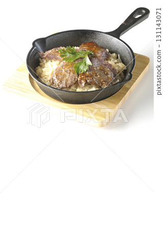 白色背景下拍攝的蒜香飯配烤肉 131143071