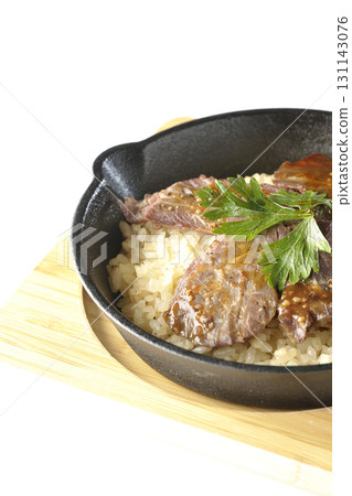 白色背景下拍攝的蒜香飯配烤肉 131143076