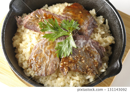 白色背景下拍攝的蒜香飯配烤肉 131143092