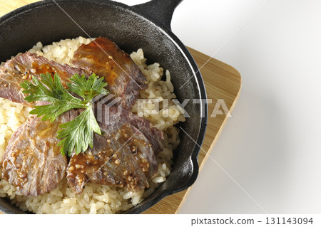 白色背景下拍攝的蒜香飯配烤肉 白色背景下拍攝的蒜香飯配烤肉 131143094