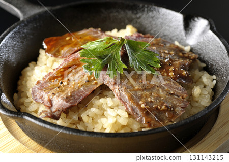 黑色背景下拍攝的蒜香米飯配烤肉 黑色背景下拍攝的蒜香米飯配烤肉 131143215