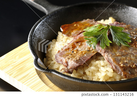 黑色背景下拍攝的蒜香米飯配烤肉 131143216