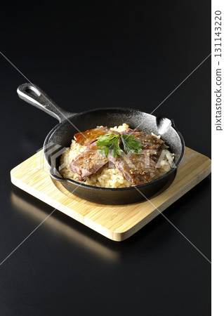 黑色背景下拍攝的蒜香米飯配烤肉 131143220