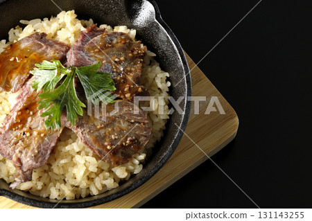 黑色背景下拍攝的蒜香米飯配烤肉 黑色背景下拍攝的蒜香米飯配烤肉 131143255
