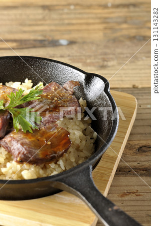 蒜香飯配烤肉 131143282